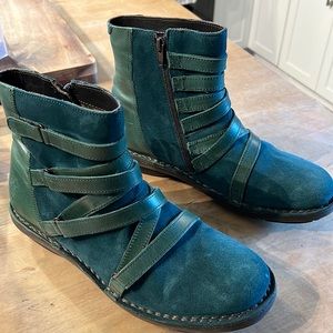 Fly London Petrol Suede & leather Moto Boot side zip teal green 41 10-10.5 NWOT
